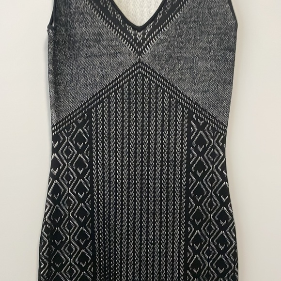 Guess sleeveless fitted black patterned dress. Size: S - Picture 5 of 5